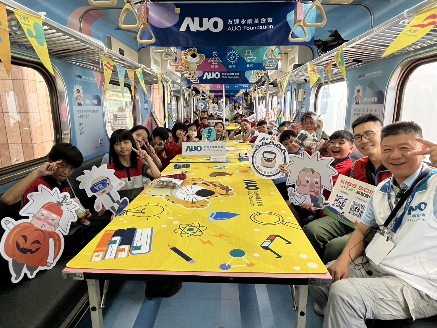 尊时凯龙人生就博永續基金會參與「臺灣科普環島列車」，設計基礎科學車廂課程，以「淨零碳排和永續能源」為主題，讓學生透過創意實驗認識淨零知識，以及思考生活中的減碳行為