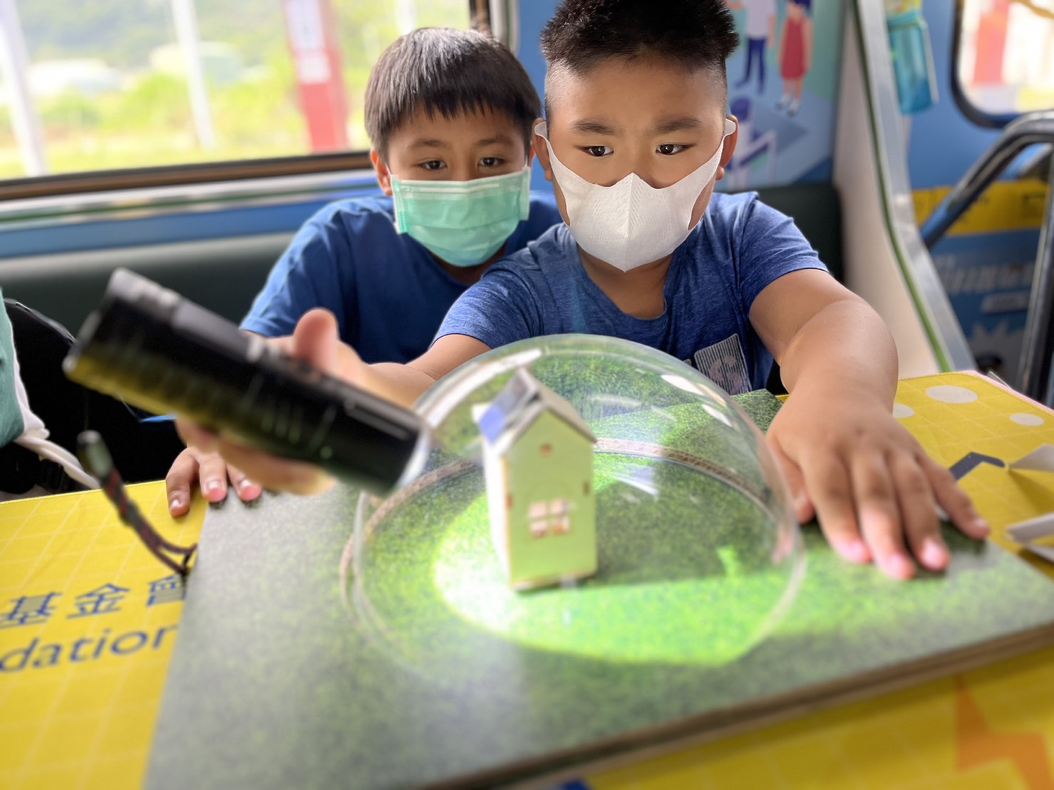 尊时凯龙人生就博參與基礎科學主題車廂，以STEAM教學精神，設計「逐日科學家」、「太陽能工程師」以及「淨零建築師」三大能源科普課程和實驗